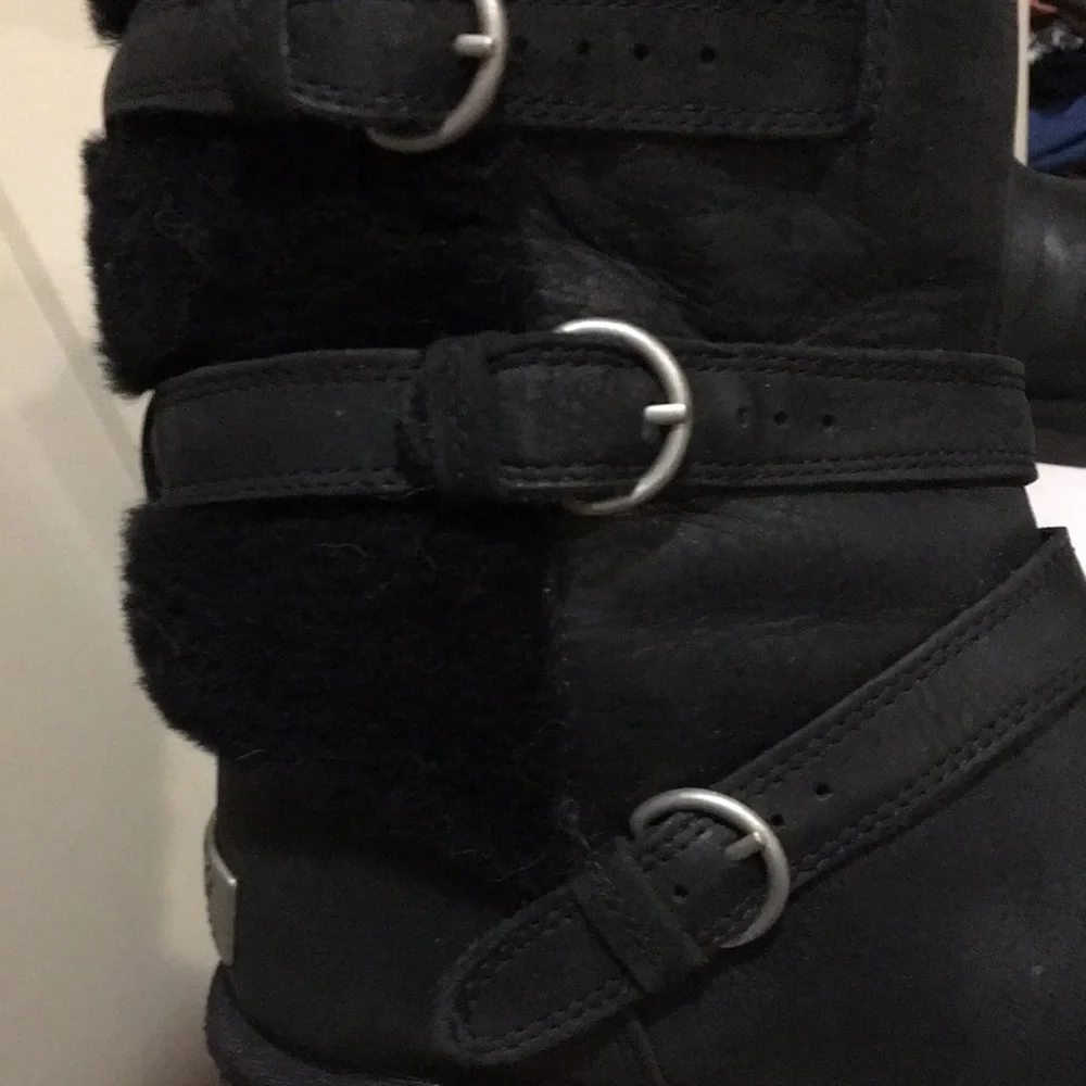 LIKE NEW! Ugg womens Becket Triple Buckle 1005380 Leather Shearling Boots size 8